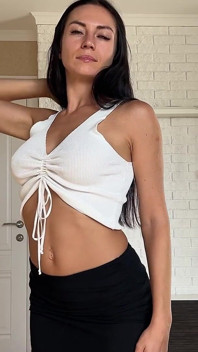 Cewek sange ini lagi asik ngodain tembus sperma sampai lubangnya menganga lebar!