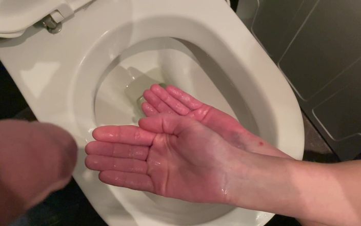 Aqua Pola: Držím jeho ptáka, když čůrá a myje se