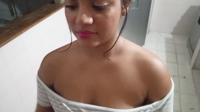 NatalyGirl: Vlog-video: Ik film mijn mooie brunette stiefzus zodat ik haar...