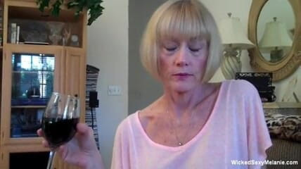 Wicked Sexy Melanie: Abuela rubia está tirando y chupando polla en primer plano