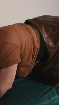 Branlette sur bouche, facefuck hardcore et sodomie - une salope poilue à gros cul se fait posséder