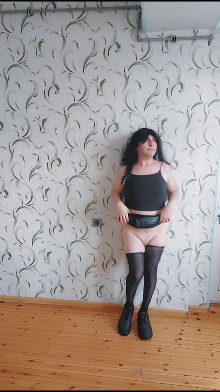 Kitty_Cross: Гарненька готична принцеса Фембоя в шкіряній спідниці та гарячих колготках, солодке привабливе тіло