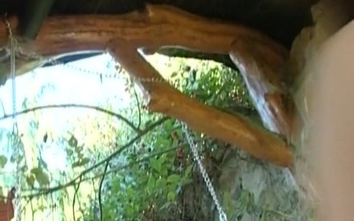 Deutsche XXX Filme: Una troia tedesca di classe superiore ingoia sperma dopo la...