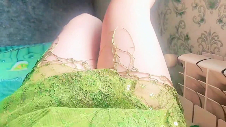 Kitty_Cross: Une superbe beauté trans se regarde dans un miroir avec...