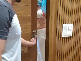 Inginerul a venit să repare televizorul.