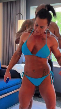 D Crush Premier match de lutte avec une bombasse musclée