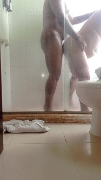Jebanie macochy milf w hotelowej łazience