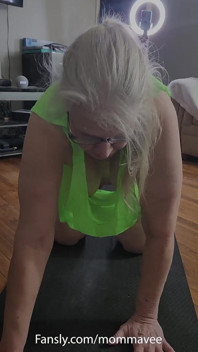 Yoga pagi dengan MILF panas!