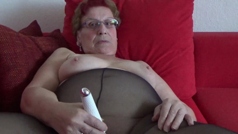 Heisseoma: Pussy in Pantyhose Massaged with Vibrator
