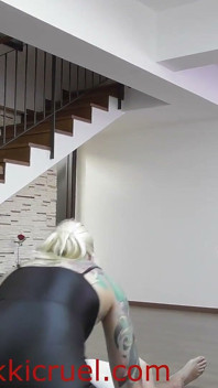 Două mame sexy blonde țâțoase stând pe fața sclavului Ther