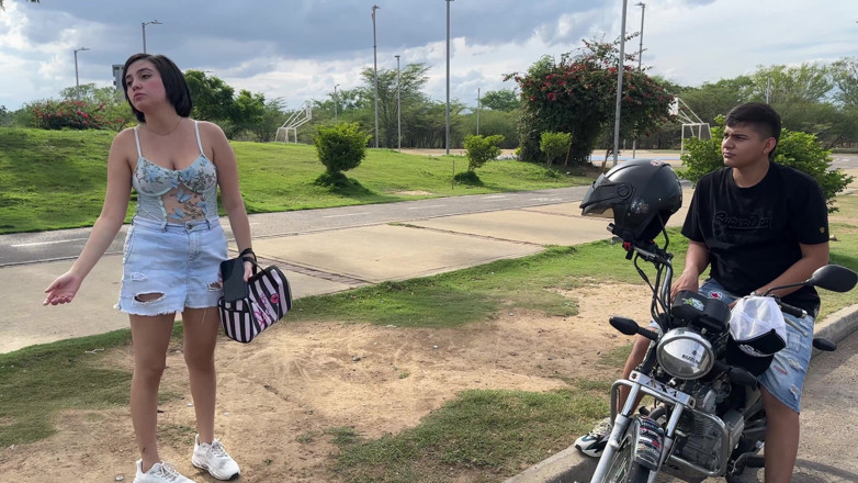 ManuelaAlvarez: Jovem estranha me leva a sua casa para foder com...