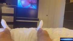 Richard RiXXX: Sexy potetovaný chlap hladí svého velkého čůráka Til vystříká sexy výstřik...
