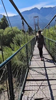 Yol boyunca eski bir arkadaşımla tanışıyorum ve onu sikişmeye davet ediyorum