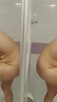 Sexy moglie amatoriale si rade le gambe. Capelli figa latina, grandi tette, culo grosso
