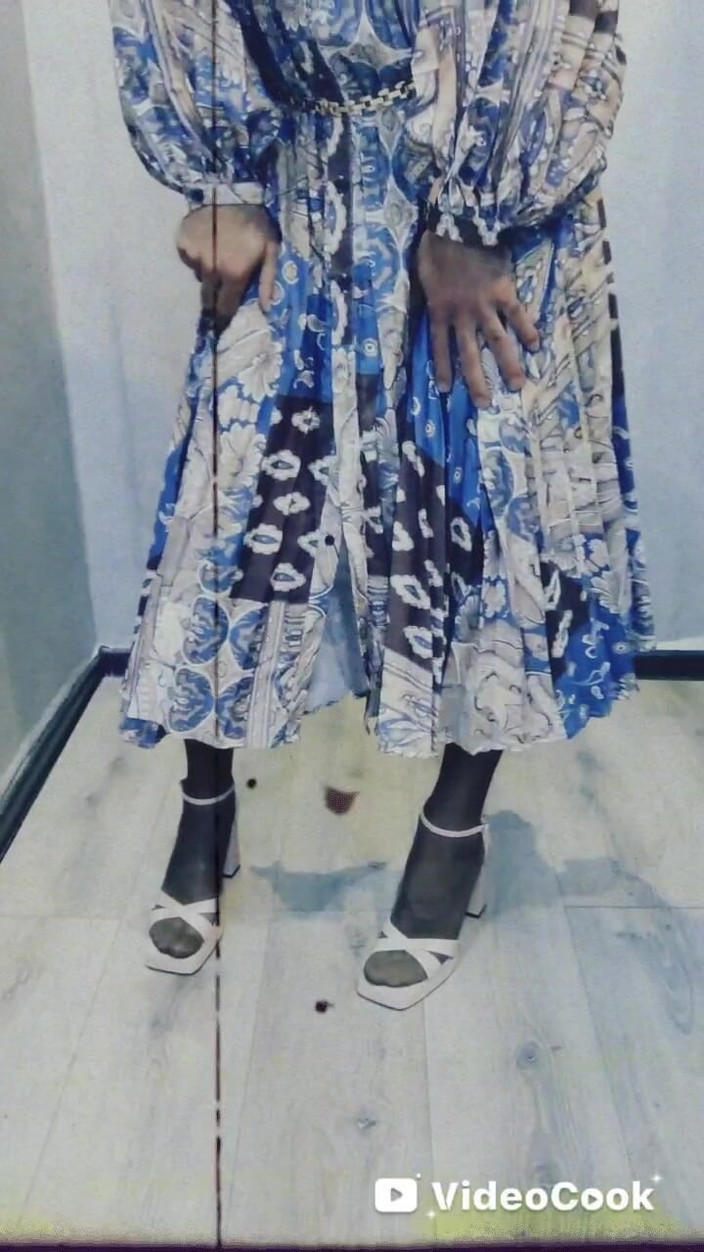 Lana Cross: 집 주변을 걷다