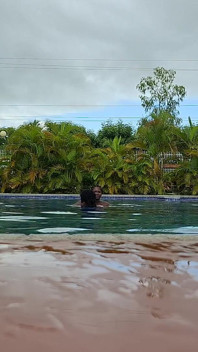 Sperma galleggiante in piscina, sesso duro in acqua, doppio orgasmo
