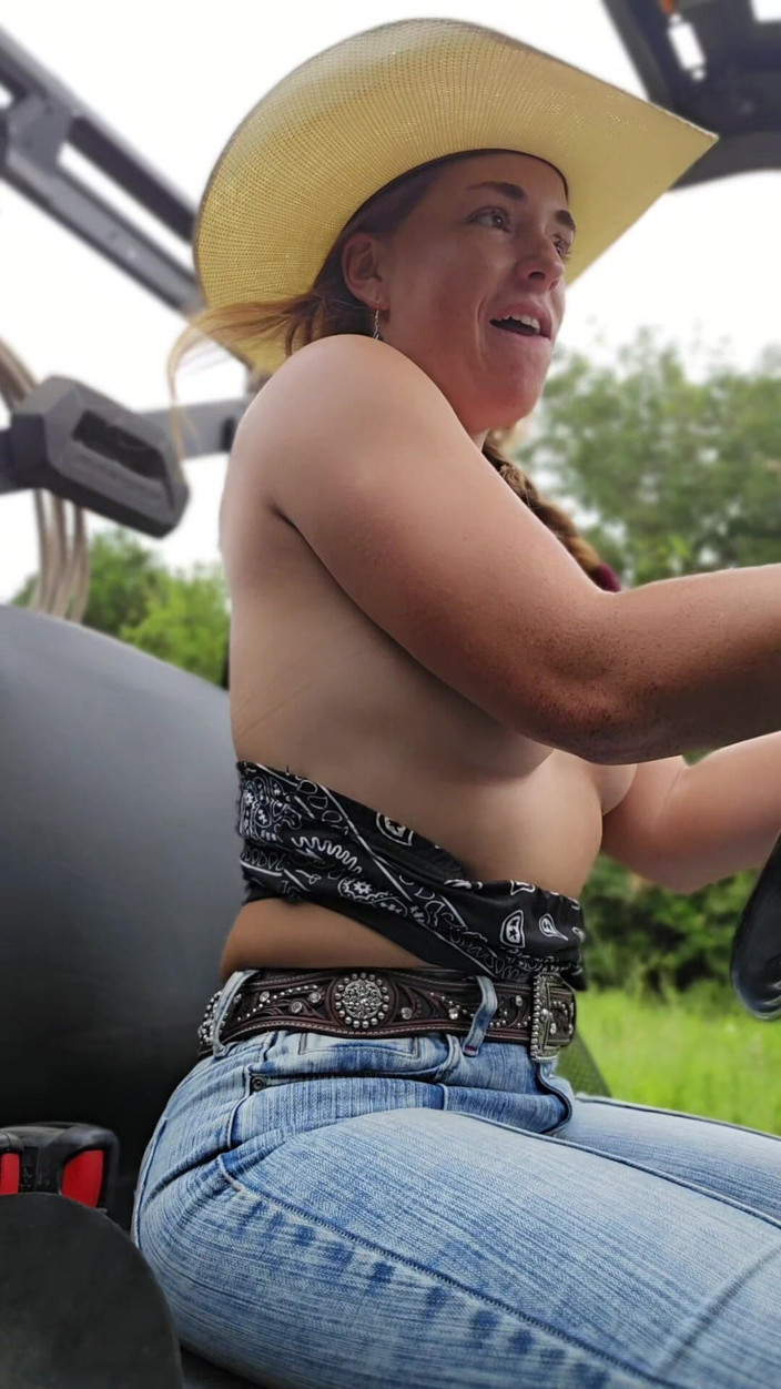 NaughtyRedFarmgirl: Їздить по моїй фермі топлес!