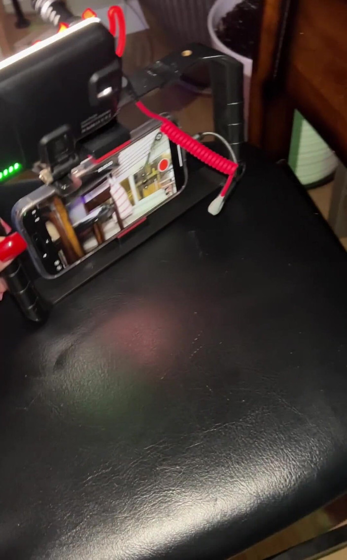 Avril Showers: Новая съемка риг. iphone 15 Pro Max со светом и микрофоном я вижу моего нового любовника в нашем отеле завтра вечером, и я буду