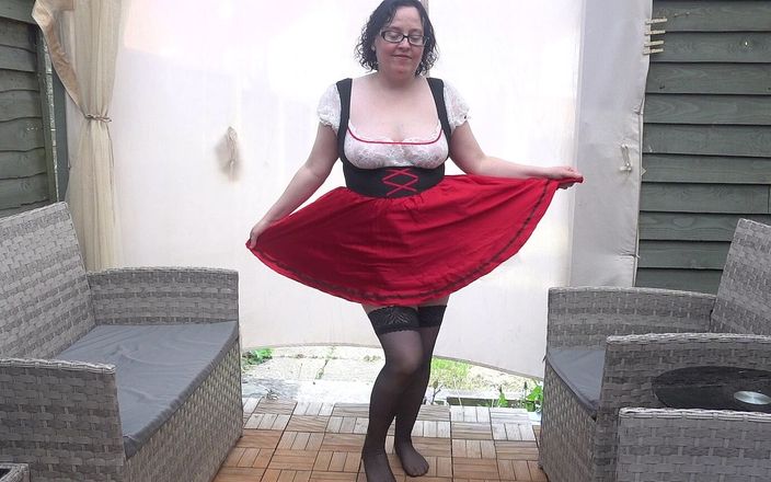 Horny vixen: Sexy wench tirando a roupa em meias de espera