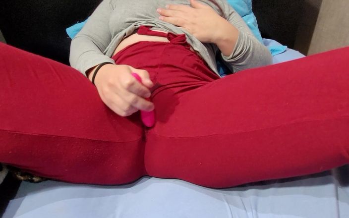 Sophie HelenAss: Ateşli kızın mastürbasyonu yapay penisiyle pantolonunu bulıyor!