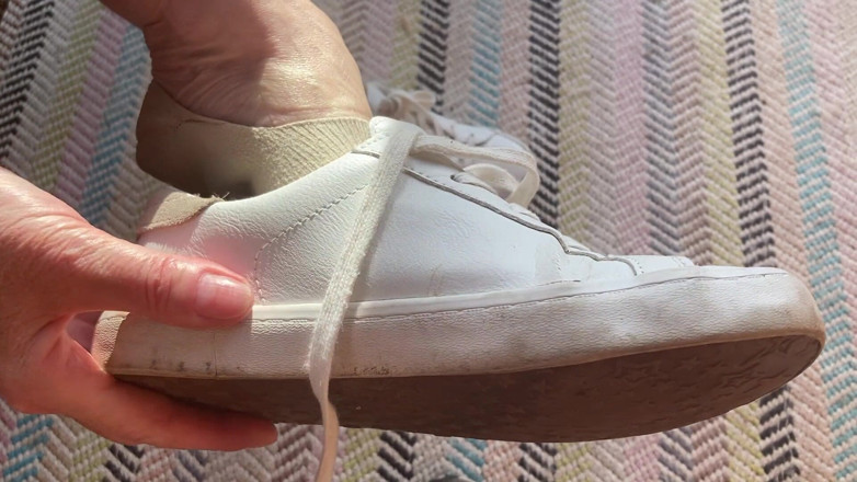 Mr MF: Sra. Mature Feets - meias fedorentas saem depois de uma longa...