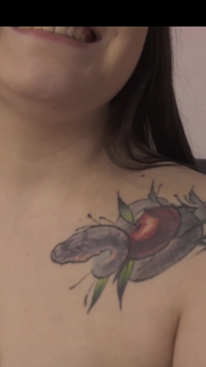 Polly Sweet: मेरे स्तनों को देखो!