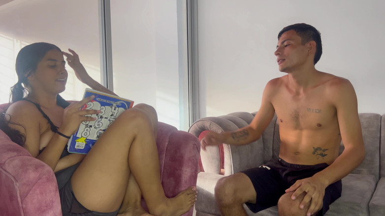 Hilary palvin: Küçük üvey kız kardeşim kızgın, onu neşelendirmek için boşalana kadar onu...