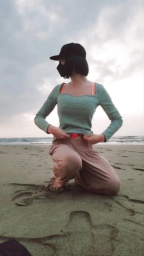 NotAFuta: 海滩上的暴露狂！Gina Cum