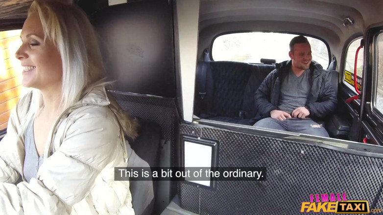 Female Fake Taxi: Female fake taxi - l'eccitante tassista milf ama succhiare il cazzo