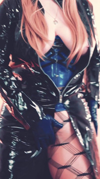 Brincando com buceta, doce milf adora meias e roupas de fetiche de pvc! Arya Grander