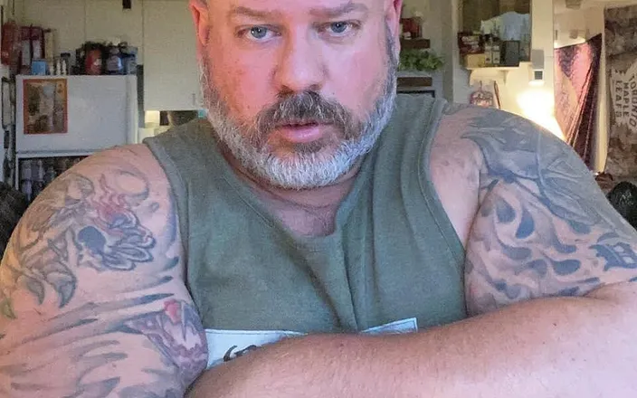 Hand-Free-Daddy-Chub: Marine lover has the biggest hands free cumshot