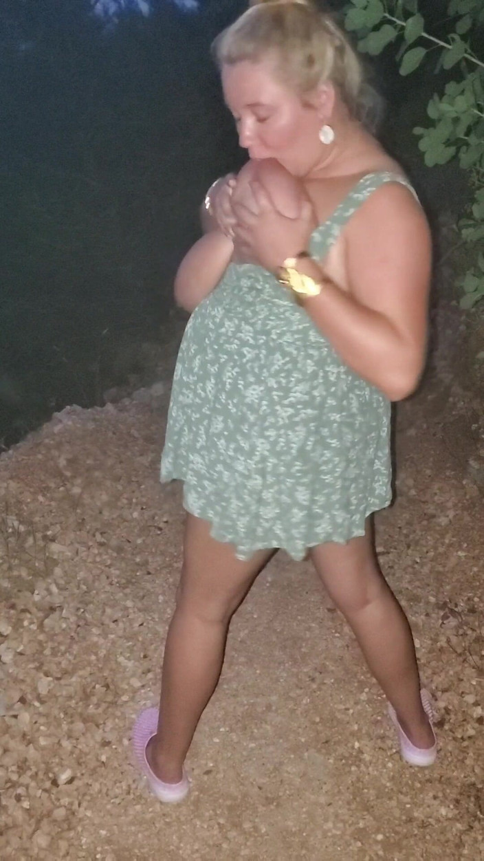 Annabelle Rogers: ギリシャのエーゲ海で夜に裸で泳ぐ!