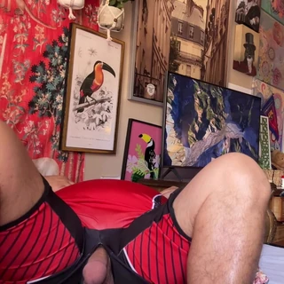 कुश्ती वर्दी में विशालकाय आदमी के पास बड़े पैमाने पर रिलीज हाथ मुक्त हैं