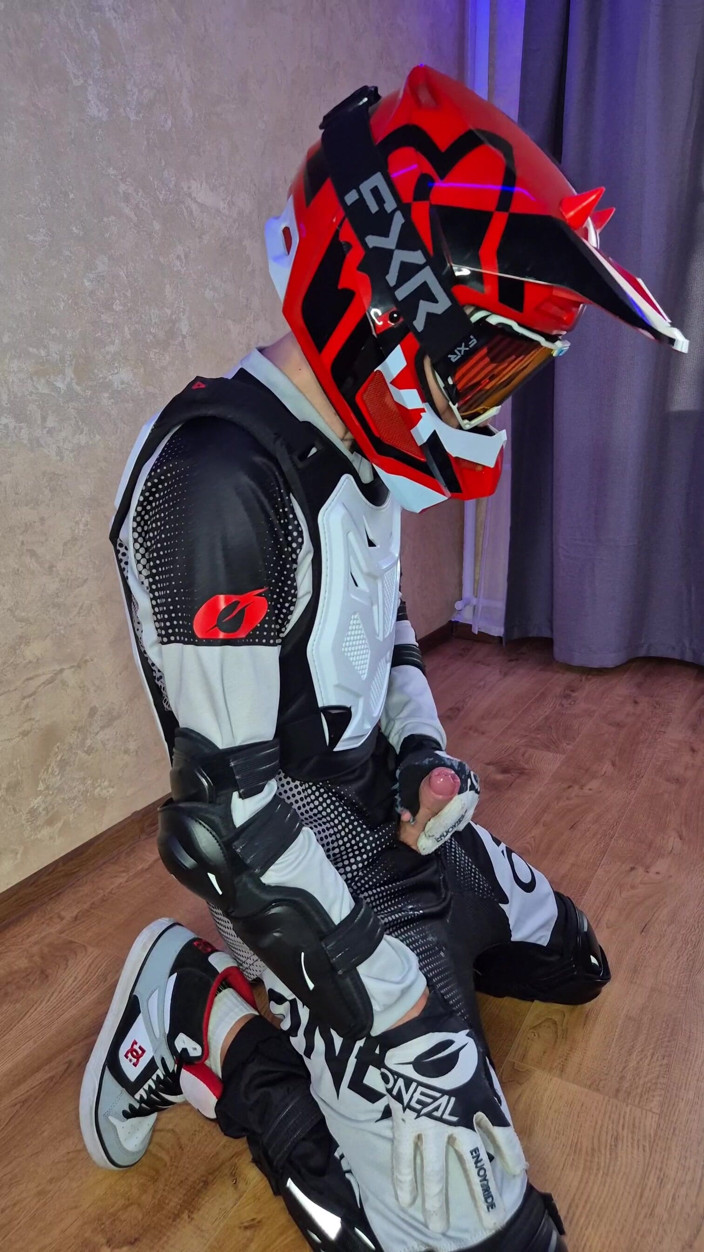 Sneakersmax98: I Put on My Boyfriend's Mxgear, Cum Twice