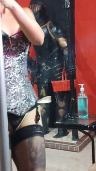 La donna dimostra le sue abilità sulla vasca da ballo infilzamento e sesso buono
