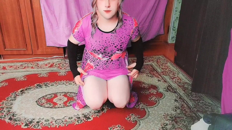 Kitty_Cross: Shemale cantik berbaring di atas lantai dalam cahaya matahari lembut