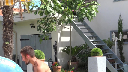 CREAMPIE SESSION IN JOCKSTRAP: Gecreampied in jockstrap door papa buitenshuis