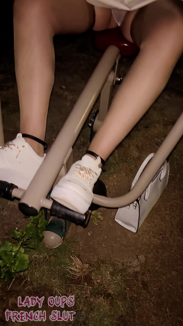 Lady Oups: Açık Hava Spor Seansı için Deri Mini Etek
