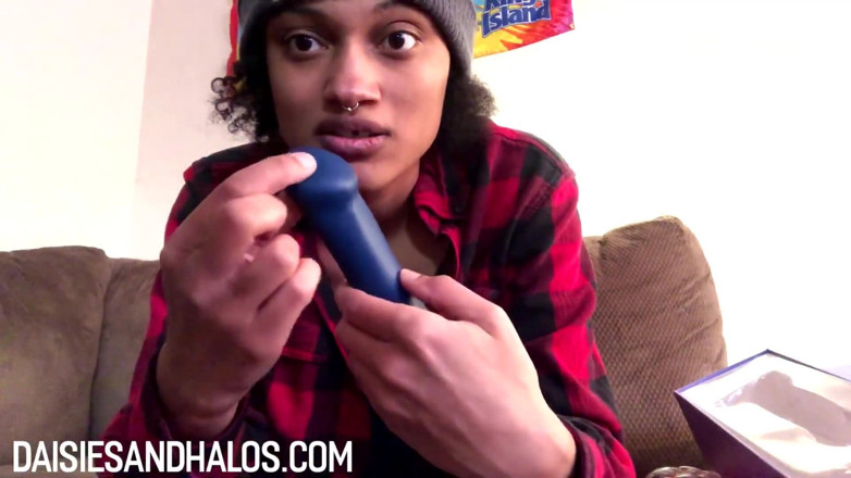 Daisiesandhalos: Unboxing my dildo