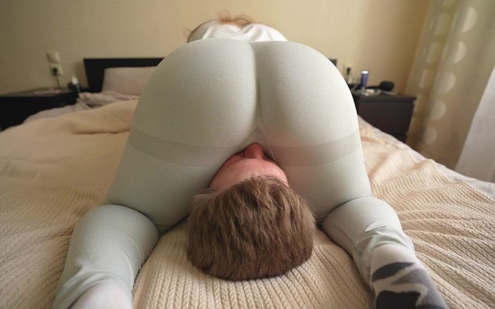 Booty_assx: 회색 요가 바지를 입은 큰 후장 얼굴