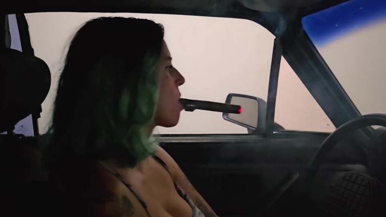 M4ndy: Röker en cigarr inuti bilen