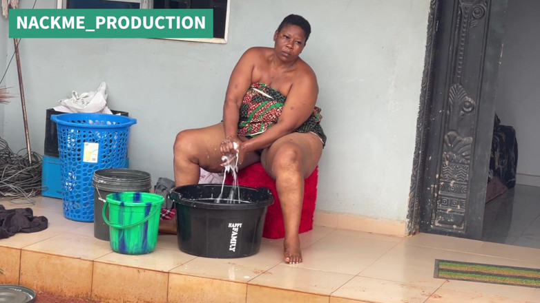 NACKME_PRODUCTION: Afrikaanse mama multitaskt op een zondagochtend