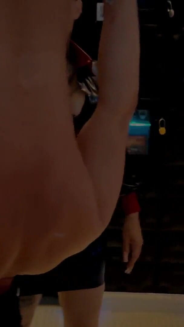Strict Senz: Miss Alessa Milano Colgando, Impactando, Gritando