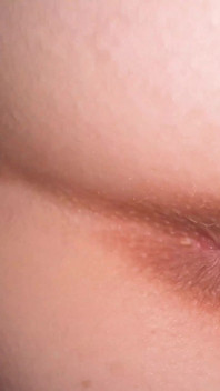 Close-up de fisting de buceta de menina de 18 anos no fundo do quarto do seu padrasto
