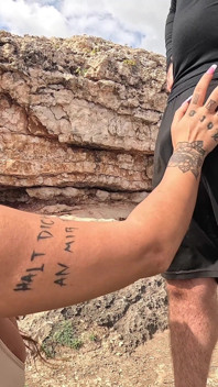 Outdoor-cliff fisting gape - tätowierte schlampe weit offen gedehnt