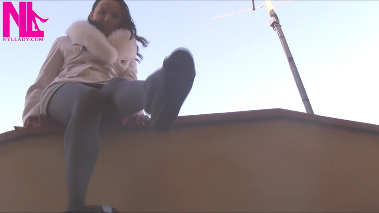 Nyllady: A penzoloni in collant grigi e ballerine con catene