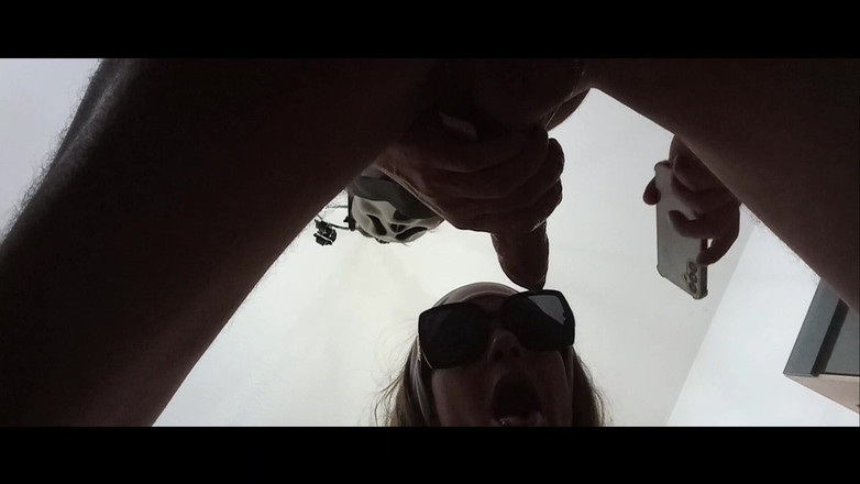 LauraOnHeels: MILF geeft een snelle pijpbeurt met sperma-explosie in de mond