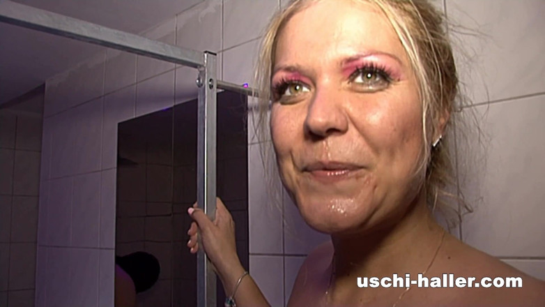 Club Express: Amateur Blowbang with Blonde MILF Vicky Wilfing in a Shower