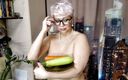 Aimee Paradise: Sekretaris seksi dengan zucchini dan wortel di memek dewasa basah...