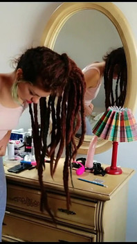 Eu acidentalmente faço xixi em leggins cinza enquanto coloco maquiagem